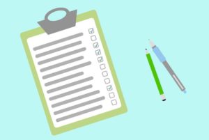 Checkliste für Lebensversicherung beleihen und Stifte auf blauem Untergrund