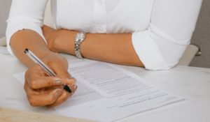 Frau prüft Vertrag auf Lebensversicherung widerrufen