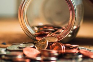 Kleingeld in Glas als Zinszahlung nach Kreditvergleich