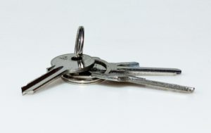 Schlüssel mit Schlüsselversicherung auf weißem Untergrund