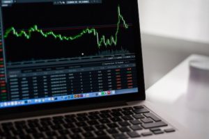 Aktienkurs auf Laptop für fondsgebundene Lebensversicherung