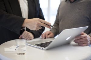 Beratung in Bankfiliale zu Kredit aufnehmen