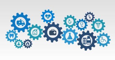 Blaue Netz aus Zahnrädern mit Icons zu Leistungen von Krankenkassen