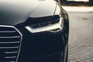 Detailaufnahme Frontansicht schwarzes Auto
