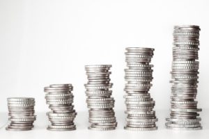 Fünf Münzstapel aufsteigend von links nach rechts für Festgeld