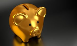 Goldenes Sparschwein für Ersparnisse nach Kreditrechner Nutzung