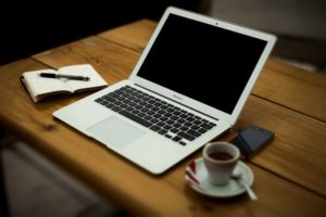 Laptop auf Tisch für Nutzung online Kreditrechner