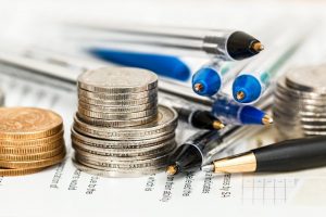 Münzen und Unterlagen für Planung Kredite zusammenfassen