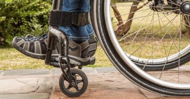 Nahaufnahme eines Rollstuhls einer Person mit Schwerbehinderung