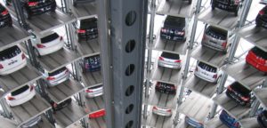 Verschiedene Neuwagen zur Finanzierung über Autokredit in mehrstöckigem Parkhaus gelagert