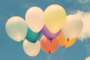Ballons vor blauem Himmel mit Wolken als Sinnbild für Ballonfinanzierung