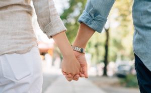 Ehegatten mit gemeinsamen Freistellungsauftrag halten Hand beim Spazierengehen