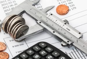 Münzen Taschenrechner und auf Dispokredit Unterlagen