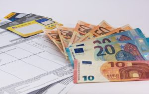 Rechnung und Geld zum Bezahlen ohne Mahngebühren