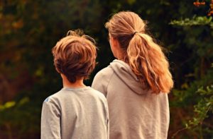 Sohn und Tochter mit Freistellungsauftrag draußen unterwegs