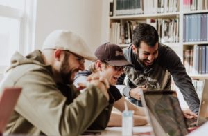 Studenten mit Studienkredit schauen auf Laptop