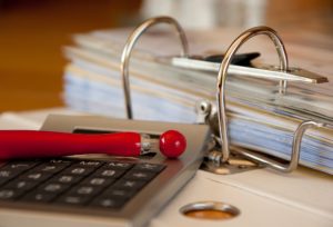 Taschenrechner Stift und Unterlagen für Freistellungsauftrag in Ordner