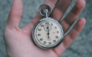 Taschenuhr in offener Hand gehalten für Zeitmessung Blitzkredit