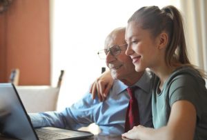 Tochter umarmt Vater nach Genehmigung Kredit mit Bürge
