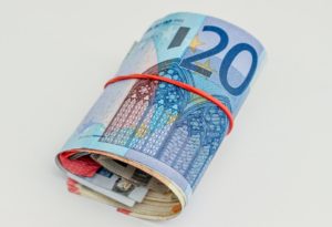 Zusammengerollte Euroscheine für Festgeld Anlage