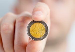 Zwei Euro Münze gehalten Ersparnis Lebensversicherung beitragsfrei stellen