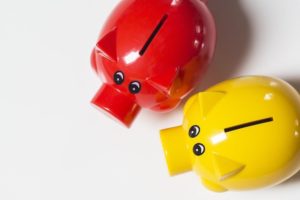 Zwei Sparschweine für Ersparnis aus Lebensversicherung beitragsfrei stellen